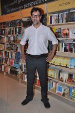Rajat Kapoor at Deepa Chaterjee book launch in Crossword, Mumbai on 4th Oct 2013 (14).JPG